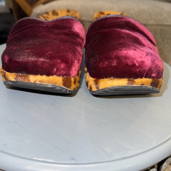 Naked Feet leopard print cow hair burgundy velvet closed platform mule size 5.5 - Picture 8 of 10